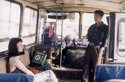 Qiaoqiao (Zhao Tao) will Guo Bin (Li Zhubin) verlassen, er hindert sie daran