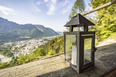 Die kleine Gedächtniskapelle in der Nähe der Bildstöcklalm im Lattengebirge oberhalb der bayerischen Alpenstadt Bad Reichenhall lädt zum Inne- und Ausschauhalten ein