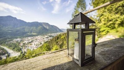 Die kleine Gedächtniskapelle in der Nähe der Bildstöcklalm im Lattengebirge oberhalb der bayerischen Alpenstadt Bad Reichenhall lädt zum Inne- und Ausschauhalten ein