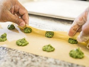 Echte Handarbeit: Der Mix aus Südtiroler Traditionsgerichten und italienischen Spezialitäten im Restaurant Steiner in Leifers überzeugt auch anspruchsvolle Gäste – nicht nur zur Apfelsaison Echte Handarbeit: Der Mix aus Südtiroler Traditionsgerichten und italienischen Spezialitäten im Restaurant Steiner in Leifers überzeugt auch anspruchsvolle Gäste – nicht nur zur Apfelsaison