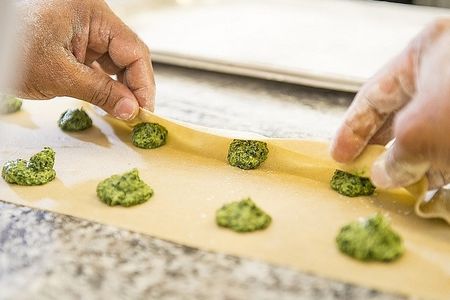 Echte Handarbeit: Der Mix aus Südtiroler Traditionsgerichten und italienischen Spezialitäten im Restaurant Steiner in Leifers überzeugt auch anspruchsvolle Gäste – nicht nur zur Apfelsaison