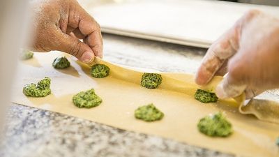 Echte Handarbeit: Der Mix aus Südtiroler Traditionsgerichten und italienischen Spezialitäten im Restaurant Steiner in Leifers überzeugt auch anspruchsvolle Gäste – nicht nur zur Apfelsaison