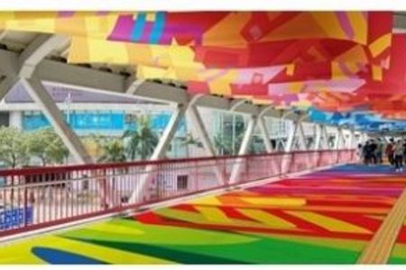 v.l.n.r. Die Kunstinstallation Prismatic vom bekannten Design-Duo Craig & Karl ist das Highlight der Veranstaltung. Der Wandteppich Closely Knitted von Textildesigner Masaru Suzuki schmückt die Tai Ho Road Footbridge. Die 15-Meter lange Walskulptur Ocean Friends von Andy Rementer ist umringt von weiteren Meeresbewohnern