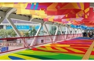v.l.n.r. Die Kunstinstallation Prismatic vom bekannten Design-Duo Craig & Karl ist das Highlight der Veranstaltung. Der Wandteppich Closely Knitted von Textildesigner Masaru Suzuki schmückt die Tai Ho Road Footbridge. Die 15-Meter lange Walskulptur Ocean v.l.n.r. Die Kunstinstallation Prismatic vom bekannten Design-Duo Craig & Karl ist das Highlight der Veranstaltung. Der Wandteppich Closely Knitted von Textildesigner Masaru Suzuki schmückt die Tai Ho Road Footbridge. Die 15-Meter lange Walskulptur Ocean Friends von Andy Rementer ist umringt von weiteren Meeresbewohnern