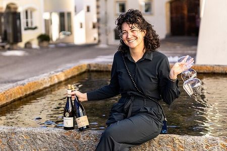 Nach der geführten Wanderung mit Mara verkostet die Sommelière und Inhaberin vom Hotel Weisses Kreuz zusammen mit den Gästen Weine aus dem zugehörigen the blue wineroom