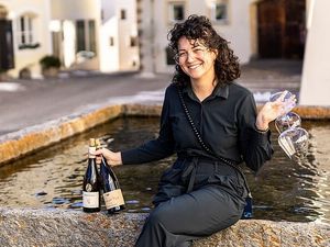 Nach der geführten Wanderung mit Mara verkostet die Sommelière und Inhaberin vom Hotel Weisses Kreuz zusammen mit den Gästen Weine aus dem zugehörigen the blue wineroom Nach der geführten Wanderung mit Mara verkostet die Sommelière und Inhaberin vom Hotel Weisses Kreuz zusammen mit den Gästen Weine aus dem zugehörigen the blue wineroom