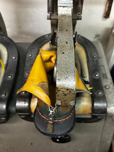 Während früher das Reparieren als selbstverständlich galt, hat die Wegwerfgesellschaft vieles verändert