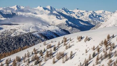 Wintertage mit Bergkulisse: Vom AUI in Meransen reicht der Blick über die verschneite Landschaft des Pustertals bis in die umliegende Bergwelt