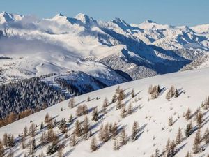 Wintertage mit Bergkulisse: Vom AUI in Meransen reicht der Blick über die verschneite Landschaft des Pustertals bis in die umliegende Bergwelt Wintertage mit Bergkulisse: Vom AUI in Meransen reicht der Blick über die verschneite Landschaft des Pustertals bis in die umliegende Bergwelt