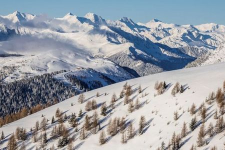 Wintertage mit Bergkulisse: Vom AUI in Meransen reicht der Blick über die verschneite Landschaft des Pustertals bis in die umliegende Bergwelt
