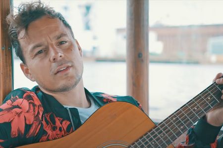 Alexander Knappe gibt Fans ein ganz besonderes Weihnachtsgeschenk