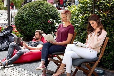 Großen und kleinen Gästen stehen rund 3.000 Bücher und zahllose Sitzgelegenheiten beim StadtLesen unter freiem Himmel in Bad Reichenhalls Fußgängerzone zur Verfügung