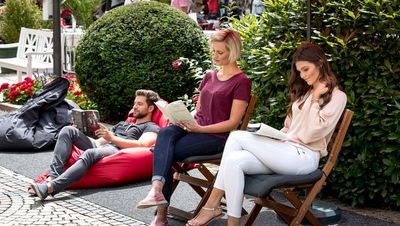 Großen und kleinen Gästen stehen rund 3.000 Bücher und zahllose Sitzgelegenheiten beim StadtLesen unter freiem Himmel in Bad Reichenhalls Fußgängerzone zur Verfügung