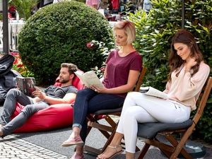 Großen und kleinen Gästen stehen rund 3.000 Bücher und zahllose Sitzgelegenheiten beim StadtLesen unter freiem Himmel in Bad Reichenhalls Fußgängerzone zur Verfügung Großen und kleinen Gästen stehen rund 3.000 Bücher und zahllose Sitzgelegenheiten beim StadtLesen unter freiem Himmel in Bad Reichenhalls Fußgängerzone zur Verfügung