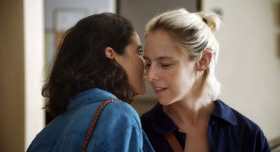 Alice (Marion Barbeau, r.) und Lilia (Eya Bouteraa) führen eine Beziehung