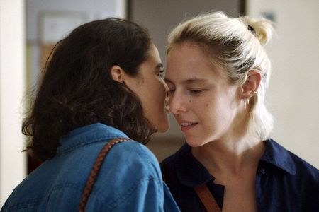 Alice (Marion Barbeau, r.) und Lilia (Eya Bouteraa) führen eine Beziehung
