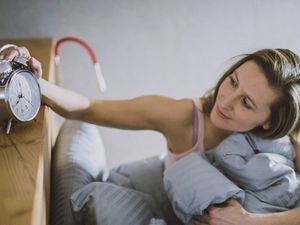 Nicht fluchen, sondern lächeln, wenn der Wecker klingelt: Das lernen Nachtruhelose bei der Kneipp-Kompaktkur „Gesunder Schlaf durch Innere Ordnung“ in Füssen im bayerischen Allgäu