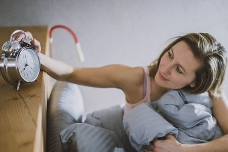 Nicht fluchen, sondern lächeln, wenn der Wecker klingelt: Das lernen Nachtruhelose bei der Kneipp-Kompaktkur „Gesunder Schlaf durch Innere Ordnung“ in Füssen im bayerischen Allgäu