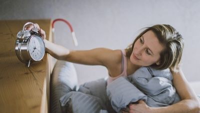 Nicht fluchen, sondern lächeln, wenn der Wecker klingelt: Das lernen Nachtruhelose bei der Kneipp-Kompaktkur „Gesunder Schlaf durch Innere Ordnung“ in Füssen im bayerischen Allgäu