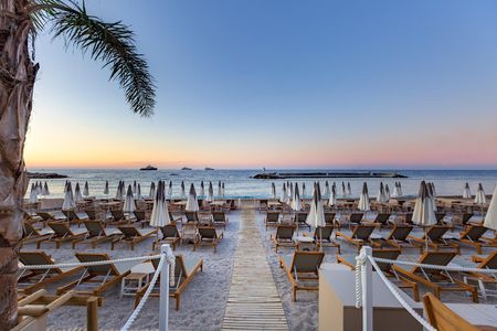 Traumhaftes Farbspiel über Monacos Larvotto Beach 