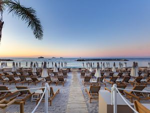 Traumhaftes Farbspiel über Monacos Larvotto Beach Traumhaftes Farbspiel über Monacos Larvotto Beach