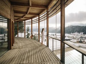 Nach dem Schneevergnügen entspannen Gäste des Naturhotel Leitlhof im 2023 erweiterten Wellnessbereich und genießen dabei den Ausblick auf die weiße Landschaft des Hochpustertals