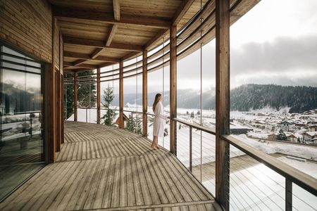 Nach dem Schneevergnügen entspannen Gäste des Naturhotel Leitlhof im 2023 erweiterten Wellnessbereich und genießen dabei den Ausblick auf die weiße Landschaft des Hochpustertals
