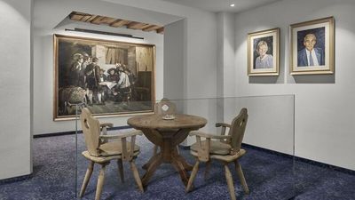 Dank vieler originaler Antiquitäten ist die 500-jährige Geschichte und Atmosphäre des Hotels Schwarzer Adler Innsbruck dort auch heute noch zu spüren