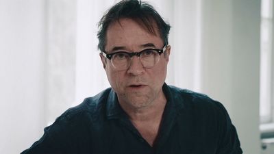 Filmstar Jan Josef Liefers steht in seinem neuen Film „Alter weißer Mann“ als „Heinz Hellmich“ vor der Kamera, der kein alter weißer Mann sein will
