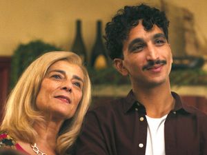 Souhila (Hiam Abbass) ist wie eine Mutter für Mehdi (Younès Boucif) Souhila (Hiam Abbass) ist wie eine Mutter für Mehdi (Younès Boucif)