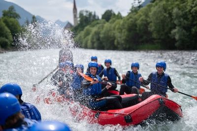 Beim Rafting am Wildfluss Lech im Tiroler Lechtal erleben Abenteuerlustige die alpine Landschaft, die Kraft des Wassers und Teamgeist innerhalb der Gruppe