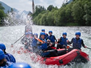 Beim Rafting am Wildfluss Lech im Tiroler Lechtal erleben Abenteuerlustige die alpine Landschaft, die Kraft des Wassers und Teamgeist innerhalb der Gruppe Beim Rafting am Wildfluss Lech im Tiroler Lechtal erleben Abenteuerlustige die alpine Landschaft, die Kraft des Wassers und Teamgeist innerhalb der Gruppe