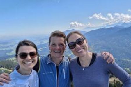 Physiotherapeutin und Osteopathin Hanna Aichroth (Mitte) leitet gemeinsam mit Ärztin und Mikrobiom-Spezialistin Constance Ganzert (li.) sowie Zahnärztin Eva Christoff (re.) das Mikrobiom-Retreat 