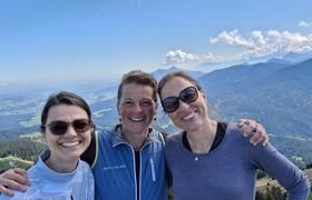 Physiotherapeutin und Osteopathin Hanna Aichroth (Mitte) leitet gemeinsam mit Ärztin und Mikrobiom-Spezialistin Constance Ganzert (li.) sowie Zahnärztin Eva Christoff (re.) das Mikrobiom-Retreat Physiotherapeutin und Osteopathin Hanna Aichroth (Mitte) leitet gemeinsam mit Ärztin und Mikrobiom-Spezialistin Constance Ganzert (li.) sowie Zahnärztin Eva Christoff (re.) das Mikrobiom-Retreat