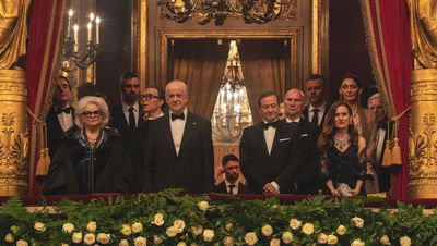 Italiens Präsident Mariano De Santis (Toni Servillo, erste Reihe 2.v.l.) mit seiner Jugendfreundin Coco (Milvia Marigliano, li. neben ihm) bei einer Premiere in der Mailänder Scala