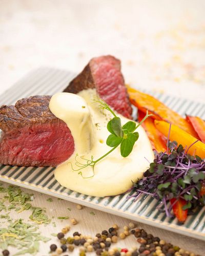 Mit einem iSi Gourmet Whip und Hitzeschutz, kann die Sauce Béarnaise bei 69°C im Wasserbad warmgehalten werden
