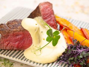 Mit einem iSi Gourmet Whip und Hitzeschutz, kann die Sauce Béarnaise bei 69°C im Wasserbad warmgehalten werden Mit einem iSi Gourmet Whip und Hitzeschutz, kann die Sauce Béarnaise bei 69°C im Wasserbad warmgehalten werden