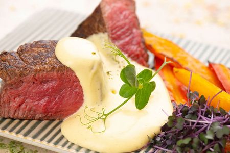 Mit einem iSi Gourmet Whip und Hitzeschutz, kann die Sauce Béarnaise bei 69°C im Wasserbad warmgehalten werden