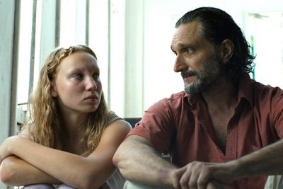 Rebecca (Helena Zengel) mit Ihrem Vater dem Missionar Byrne (Jeremy Xido)