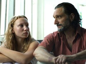 Rebecca (Helena Zengel) mit Ihrem Vater dem Missionar Byrne (Jeremy Xido)
