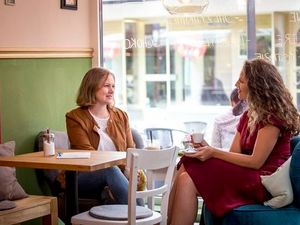 Könnte auch in Berlin sein – das trendige Bad Reichenhaller Café Klatsch serviert hausgemachte Törtchen sowie vegane Bowls und Kuchenvariationen Könnte auch in Berlin sein – das trendige Bad Reichenhaller Café Klatsch serviert hausgemachte Törtchen sowie vegane Bowls und Kuchenvariationen