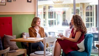 Könnte auch in Berlin sein – das trendige Bad Reichenhaller Café Klatsch serviert hausgemachte Törtchen sowie vegane Bowls und Kuchenvariationen