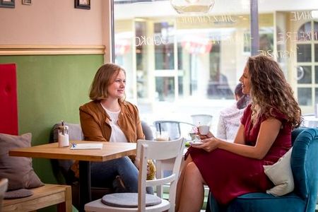 Könnte auch in Berlin sein – das trendige Bad Reichenhaller Café Klatsch serviert hausgemachte Törtchen sowie vegane Bowls und Kuchenvariationen