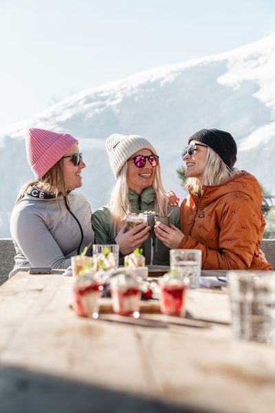 Skigenuss trifft Sonnenliebe: Ob frischer Firnschnee oder Frühlingsdrink auf der Hütte 