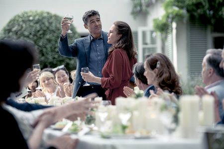 Noch ist die Stimmung ausgelassen: Paul (Kyle Chandler) stößt zur Silberhochzeit auf das Wohl seiner Frau Ellen (Diane Lane)