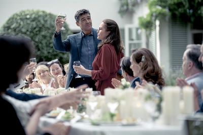 Noch ist die Stimmung ausgelassen: Paul (Kyle Chandler) stößt zur Silberhochzeit auf das Wohl seiner Frau Ellen (Diane Lane)