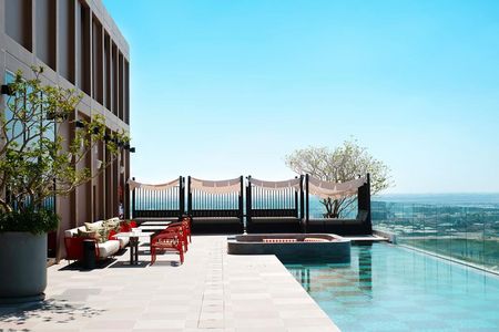 Von der Rooftop Bar des im Dezember 2023 eröffneten Centara Ayutthaya genießen Gäste den Blick auf die ehemalige Hauptstadt Thailands