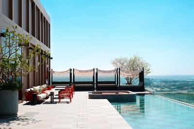 Von der Rooftop Bar des im Dezember 2023 eröffneten Centara Ayutthaya genießen Gäste den Blick auf die ehemalige Hauptstadt Thailands