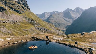 Rund um St. Anton am Arlberg liegen zahlreiche Bergseen entlang alpiner Routen, etwa bei der kombinierten „E-Bike & Hike“-Tour zur Darmstädter Hütte