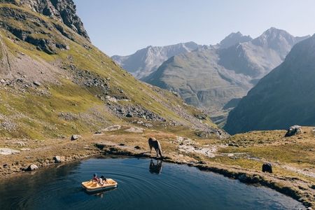 Rund um St. Anton am Arlberg liegen zahlreiche Bergseen entlang alpiner Routen, etwa bei der kombinierten „E-Bike & Hike“-Tour zur Darmstädter Hütte